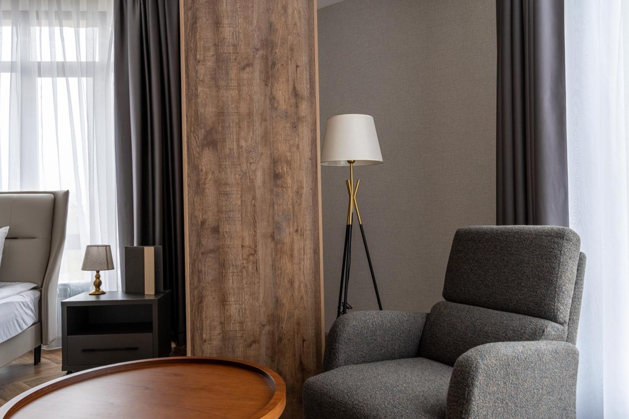 Five Hotel Bisjkek Eksteriør bilde